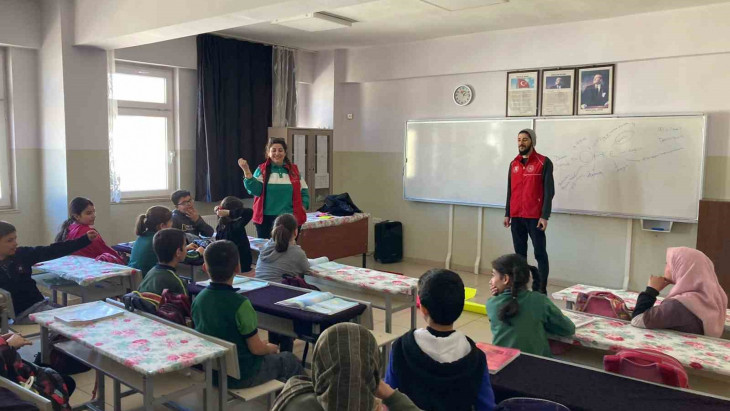 Elazığ'da öğrencilere sek sek oyunu ile öfke çözme yöntemi eğitimi