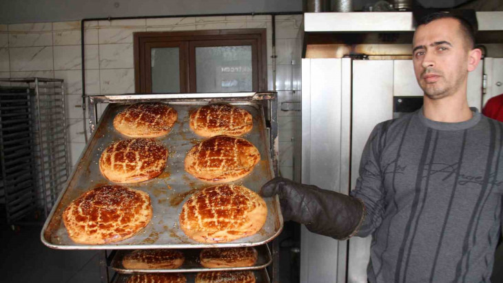 Elazığ'da Ramazan ayıyla birlikte 'nohut ekmek' tezgahtaki yerini aldı